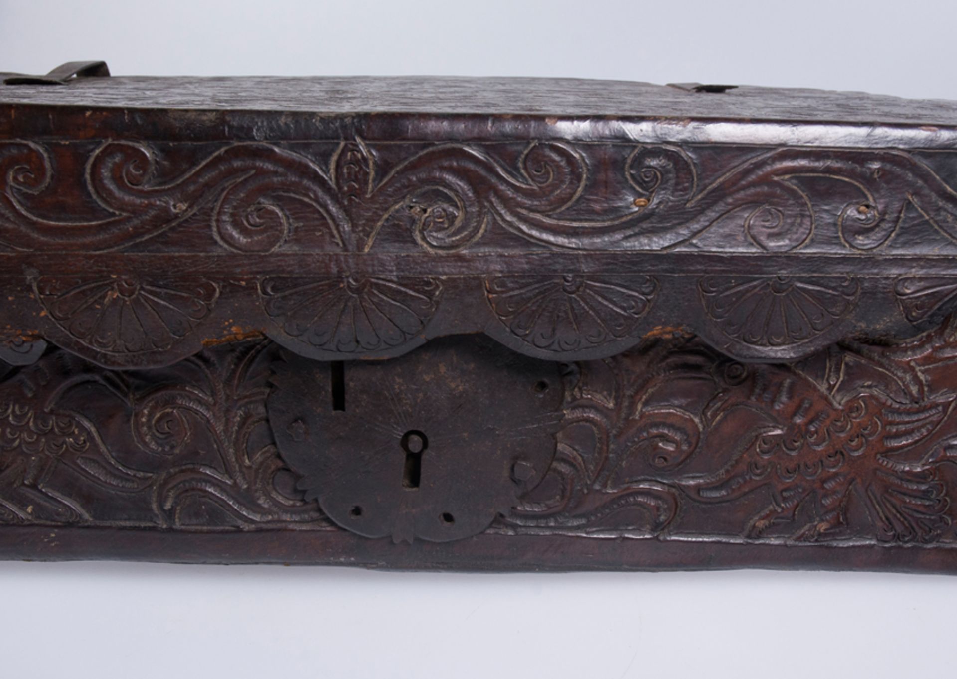 Wooden suitcase covered in embossed leather with iron fittings. Colonial. Peru. 18th century. - Bild 3 aus 6