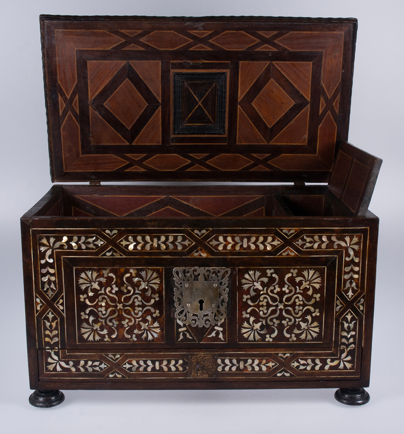 Trunk "enconchado" (encrusted) with tortoiseshell and mother of pearl. Iron fittings. Viceroyalty w - Image 5 of 10