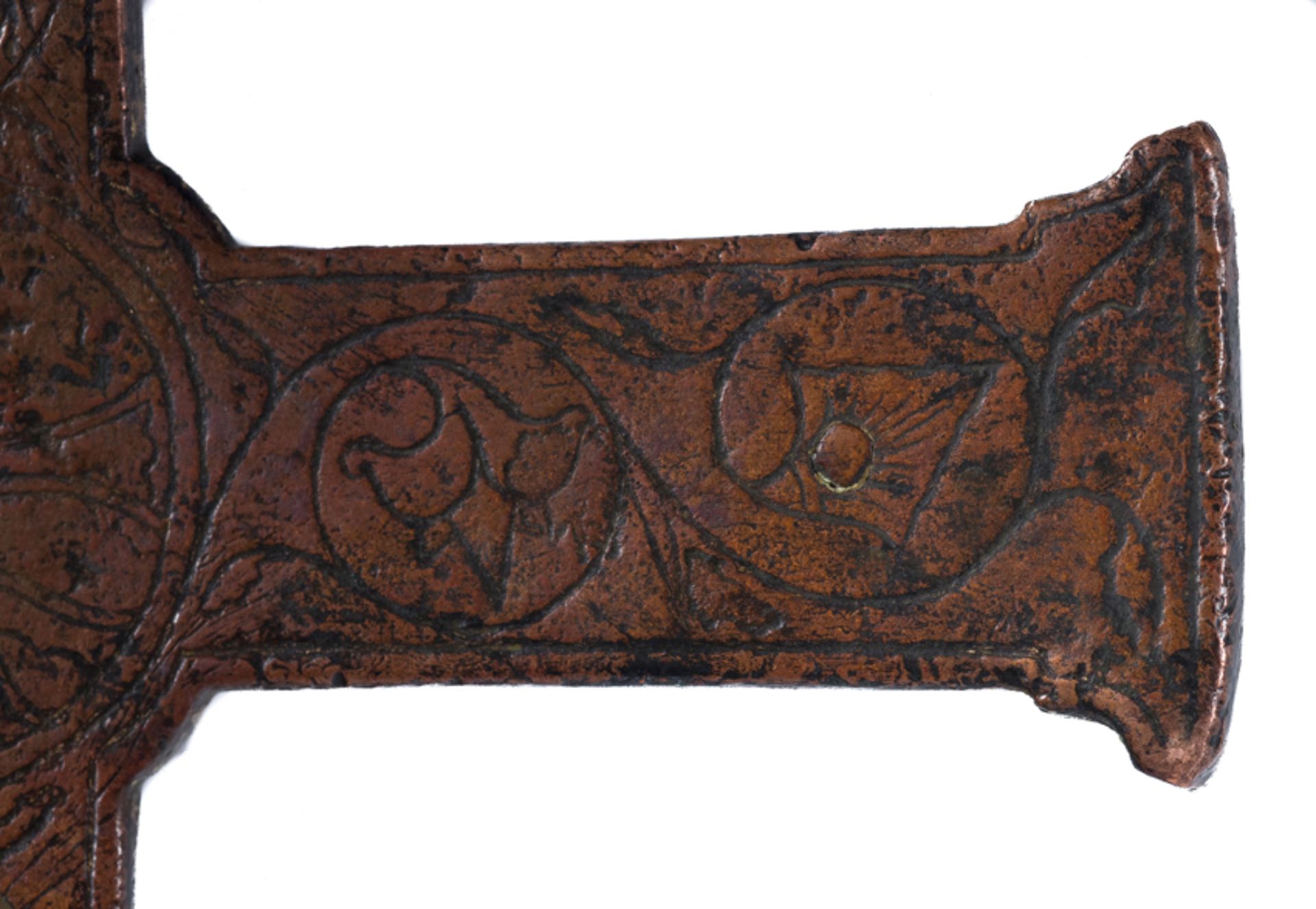 Magnificent cross with Christ alive, in copper with traces of gilding, chiselled and decorated with - Bild 13 aus 14