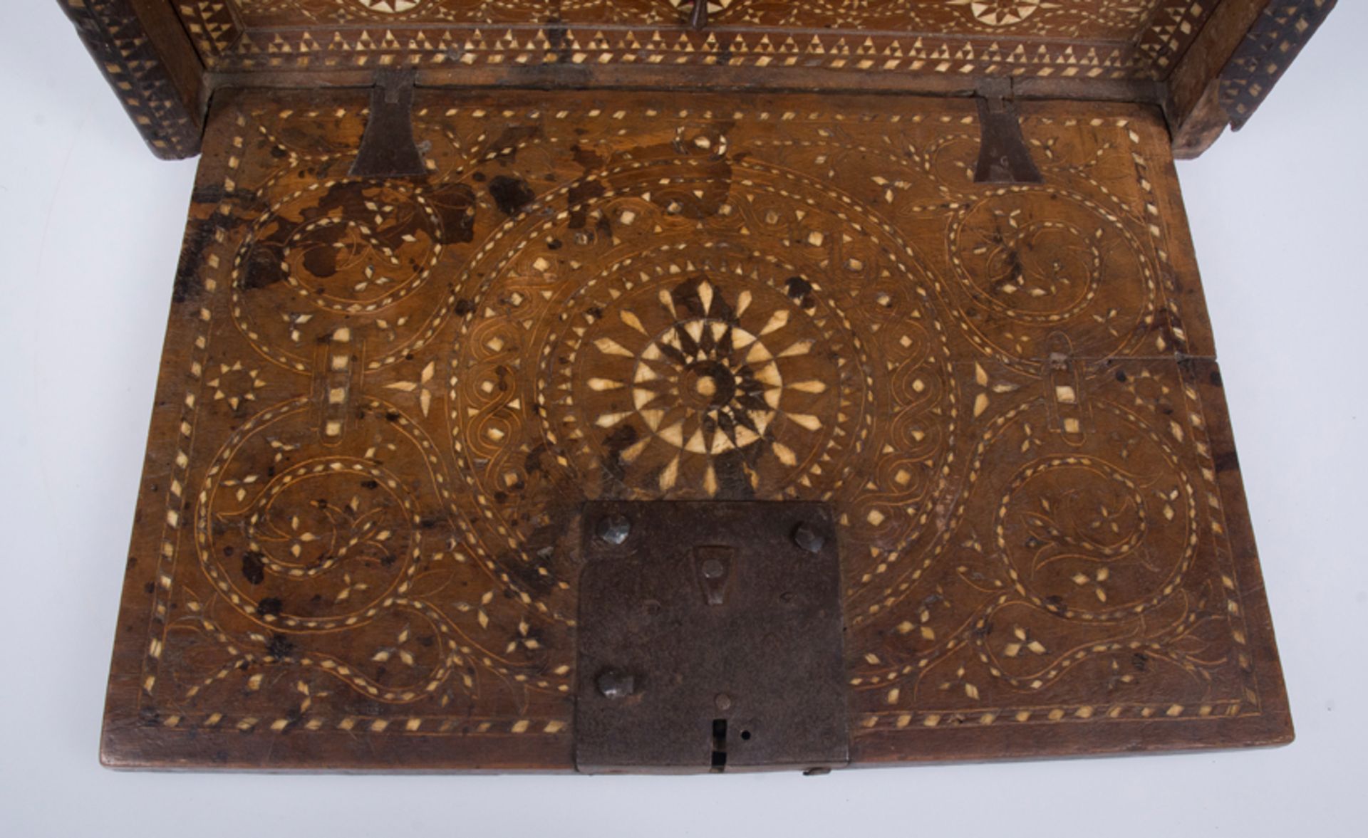 Walnut desk with bone inlay. Made in Teruel, Aragon. Torrellas. 16th century. - Image 7 of 10