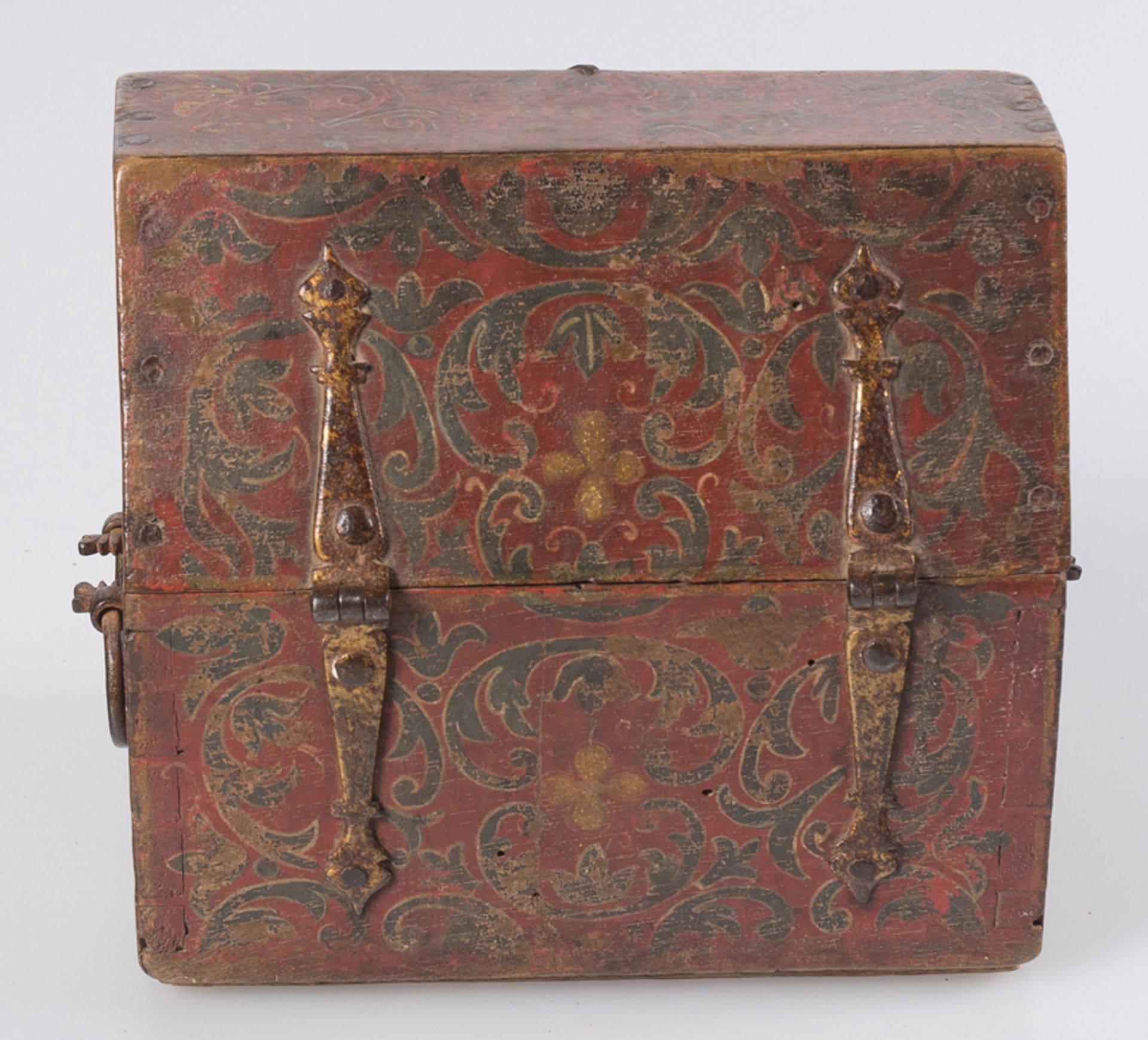 Carved and polychromed wooden chest with gilded, wrought iron fittings. Early Circa 1500. - Bild 6 aus 6