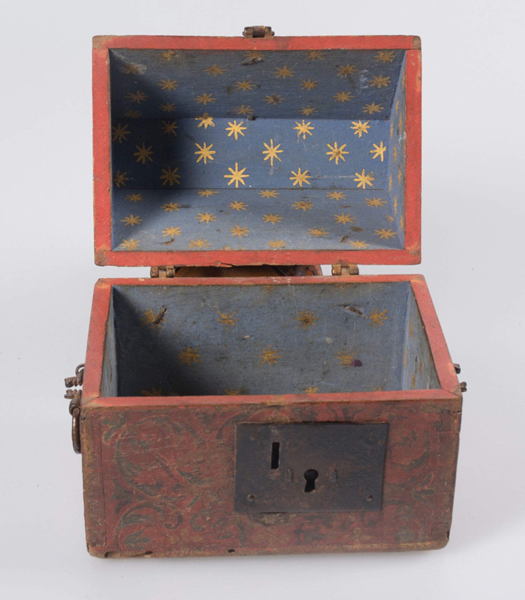 Carved and polychromed wooden chest with gilded, wrought iron fittings. Early Circa 1500. - Bild 2 aus 6