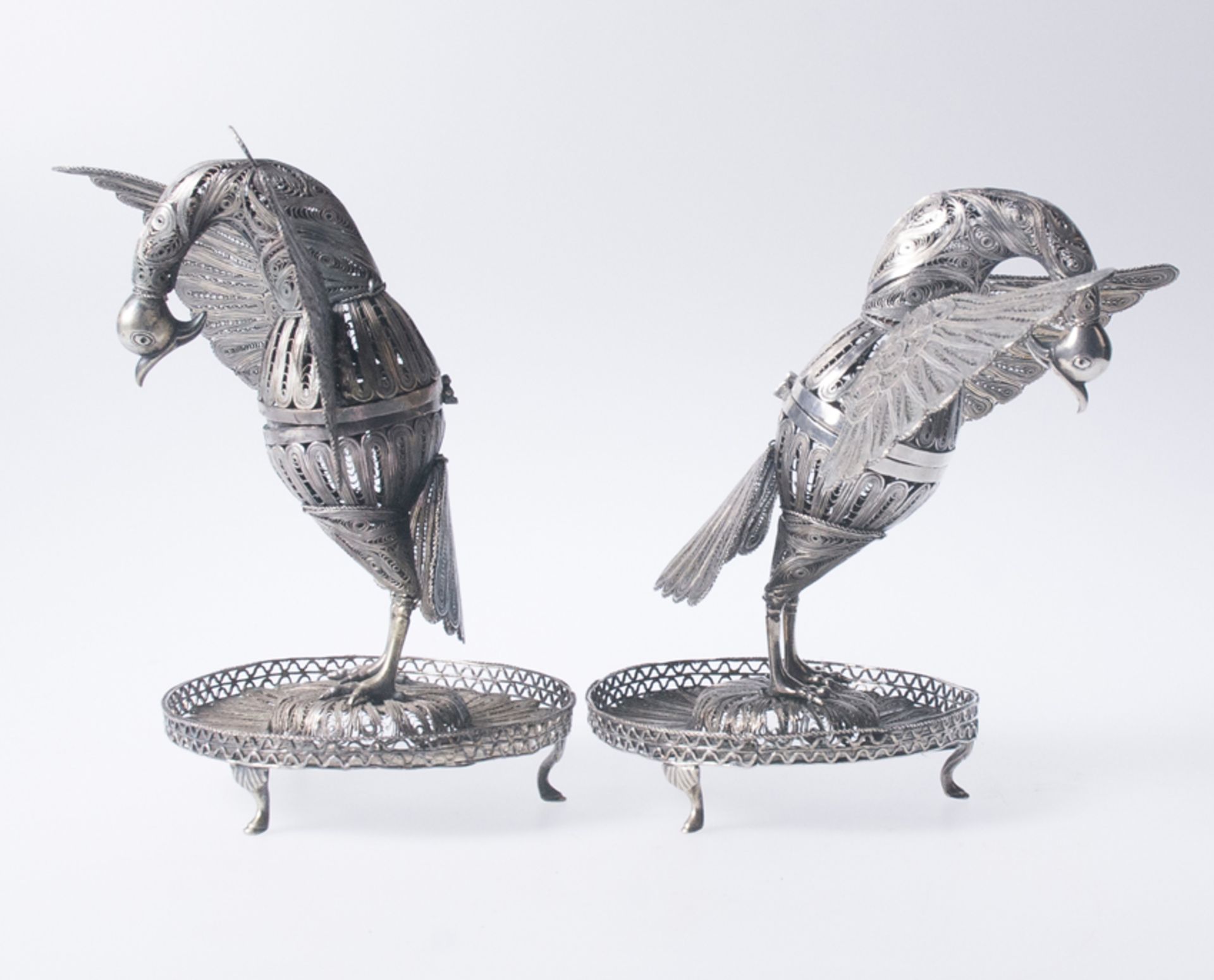 Pair of turkey-shaped incense burners in silver filigree, and fretworked and chased cast silver. Co - Image 5 of 10