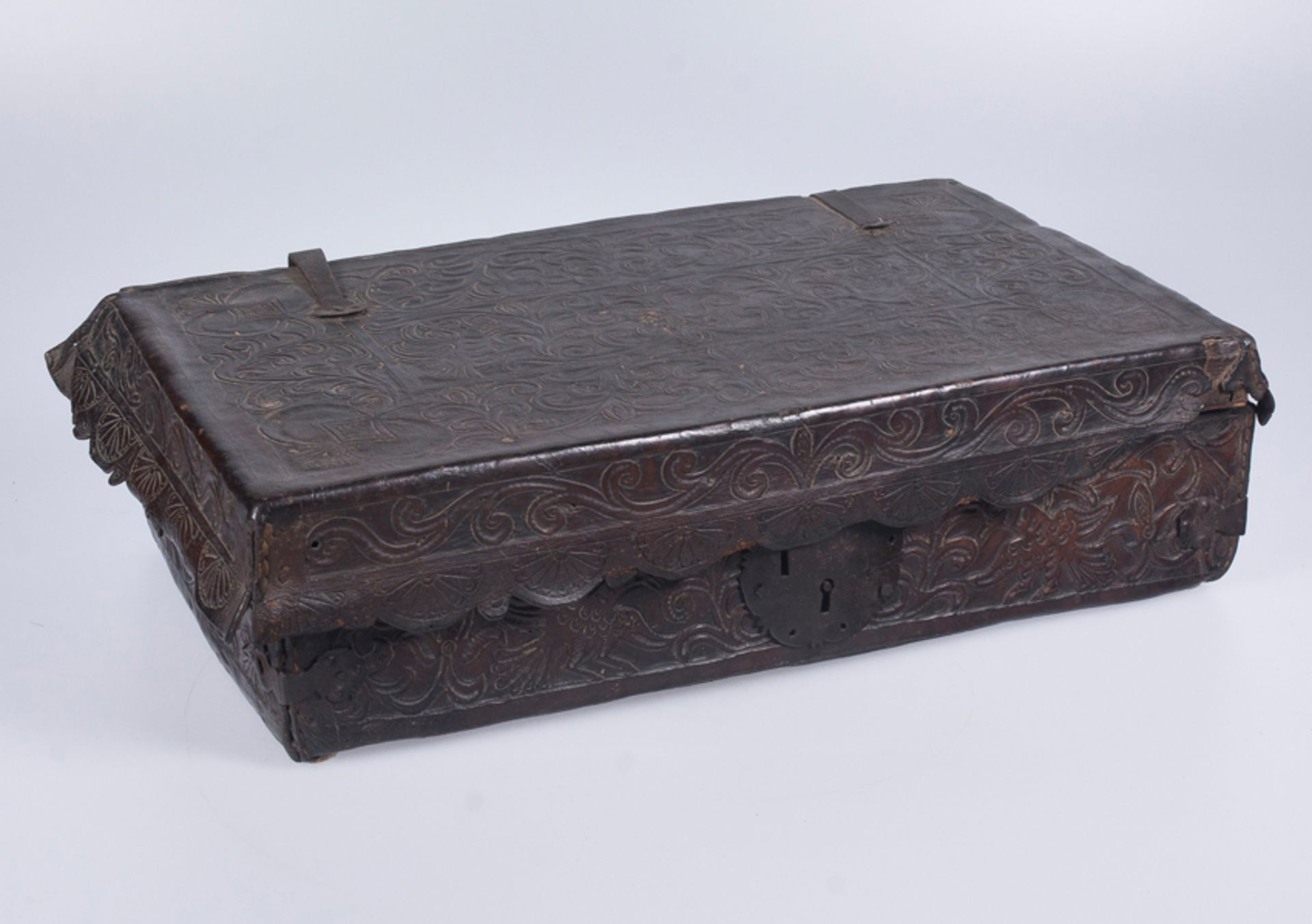 Wooden suitcase covered in embossed leather with iron fittings. Colonial. Peru. 18th century. - Bild 2 aus 6