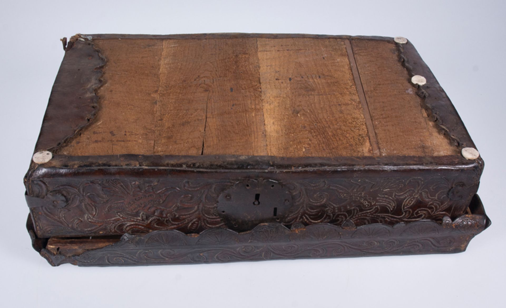 Wooden suitcase covered in embossed leather with iron fittings. Colonial. Peru. 18th century. - Bild 6 aus 6