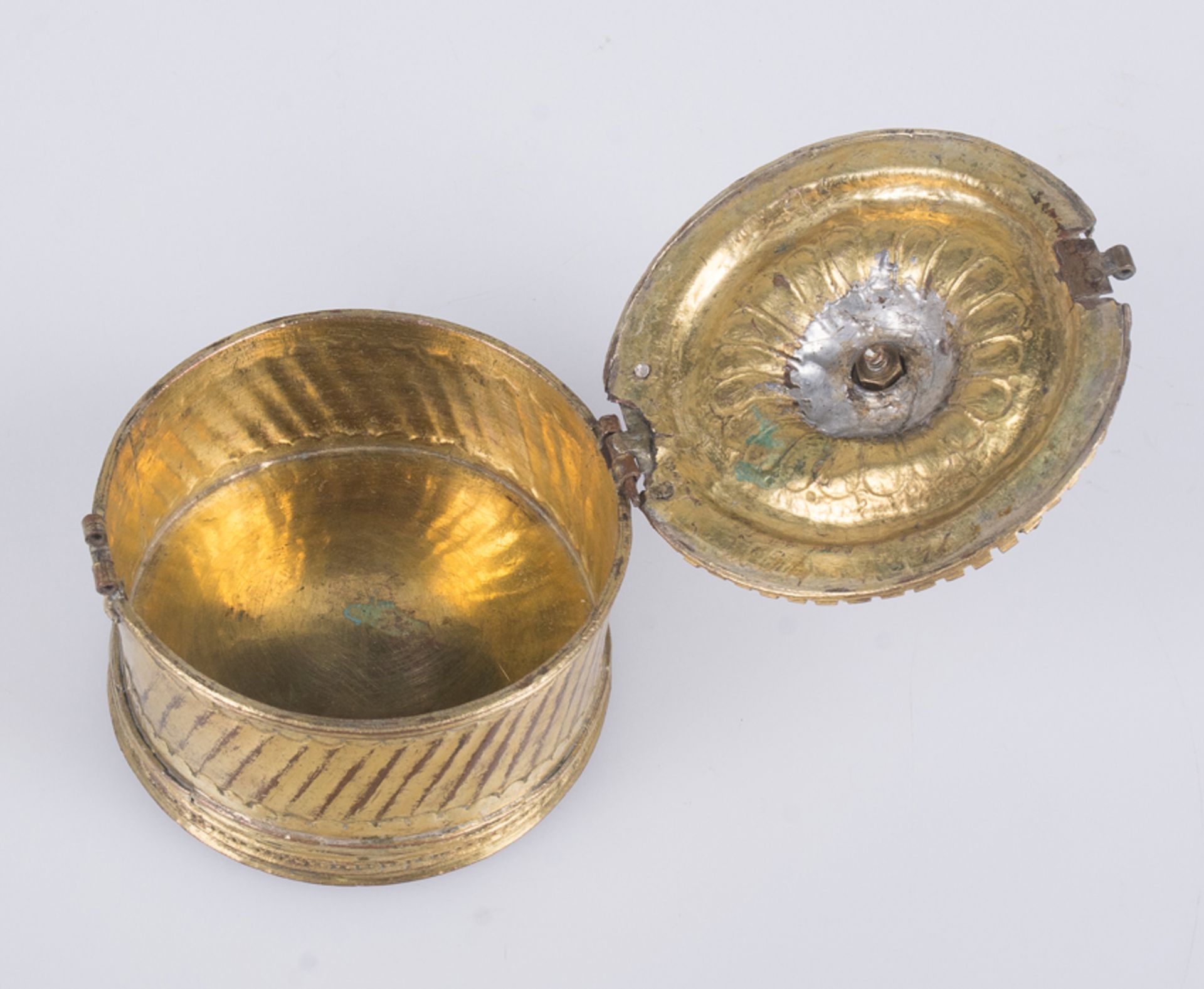 Gilded copper pyx. Gothic. 15th century. - Bild 4 aus 6