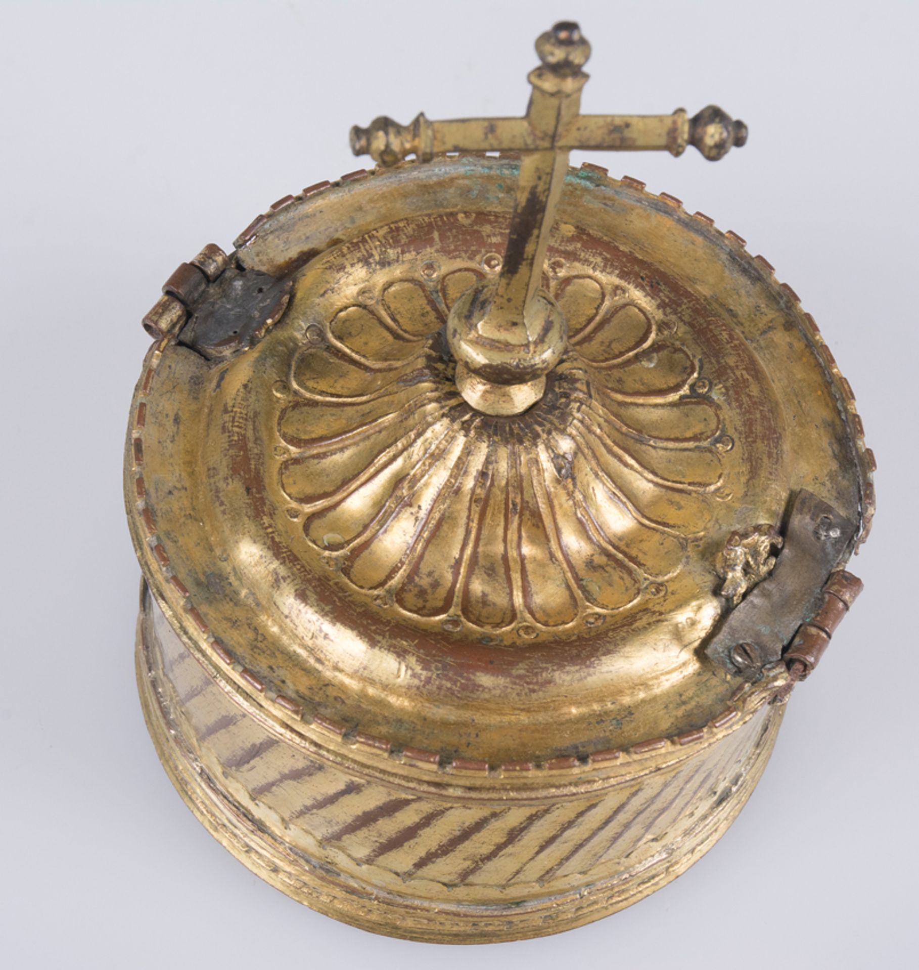 Gilded copper pyx. Gothic. 15th century. - Bild 5 aus 6