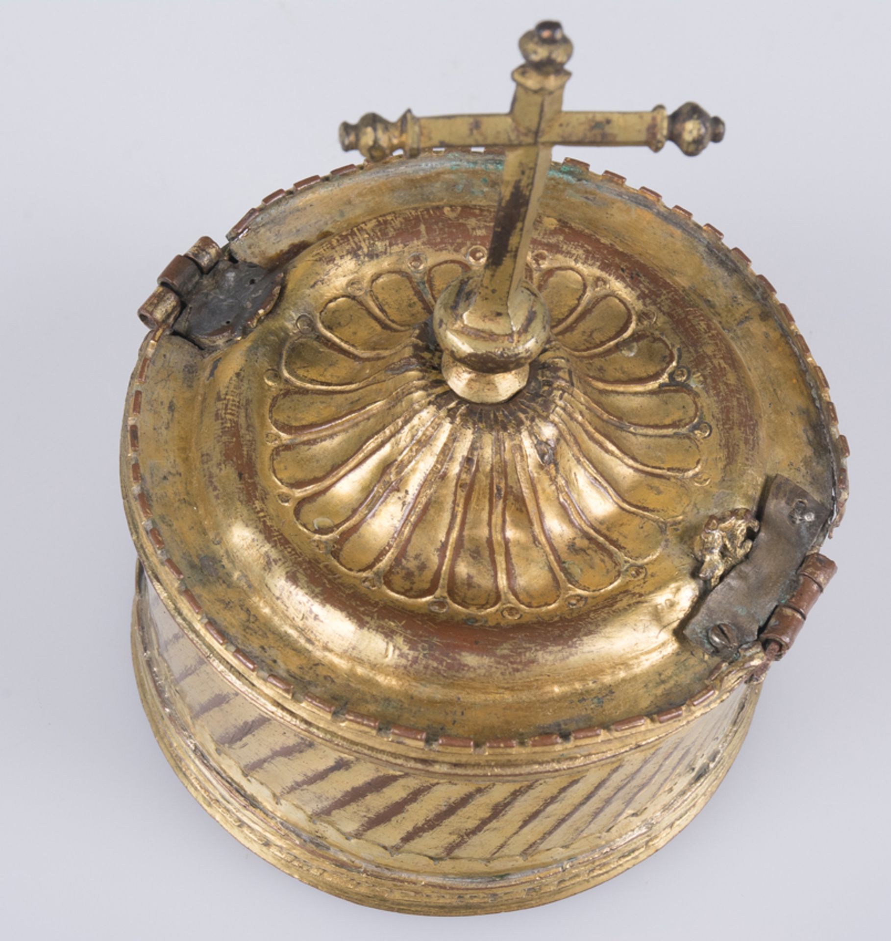 Gilded copper pyx. Gothic. 15th century. - Image 5 of 6