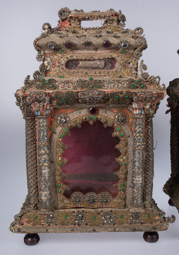 Pair of reliquaries made of gold and silver thread with coloured crystals. Italian school. Probably - Image 6 of 18
