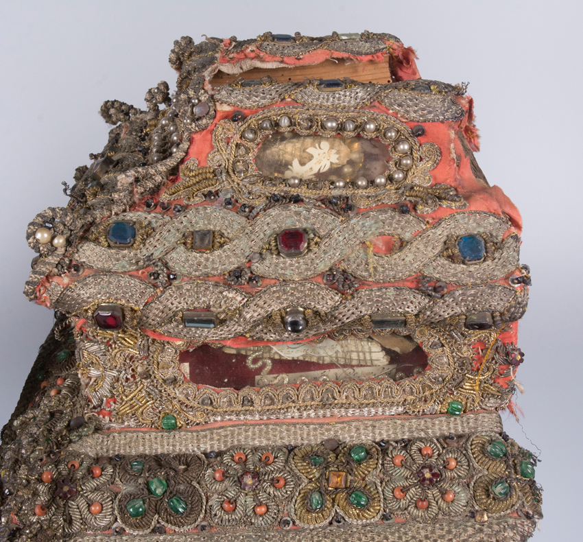 Pair of reliquaries made of gold and silver thread with coloured crystals. Italian school. Probably - Image 13 of 18