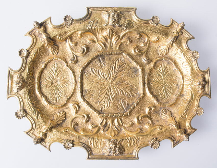 Magnificent cruets on an embossed and chiselled vermeil silver tray. Colonial. Poss. Mexico. 18th c. - Image 5 of 9