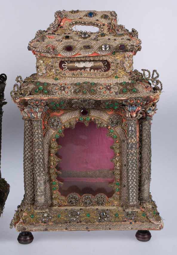 Pair of reliquaries made of gold and silver thread with coloured crystals. Italian school. Probably - Image 7 of 18