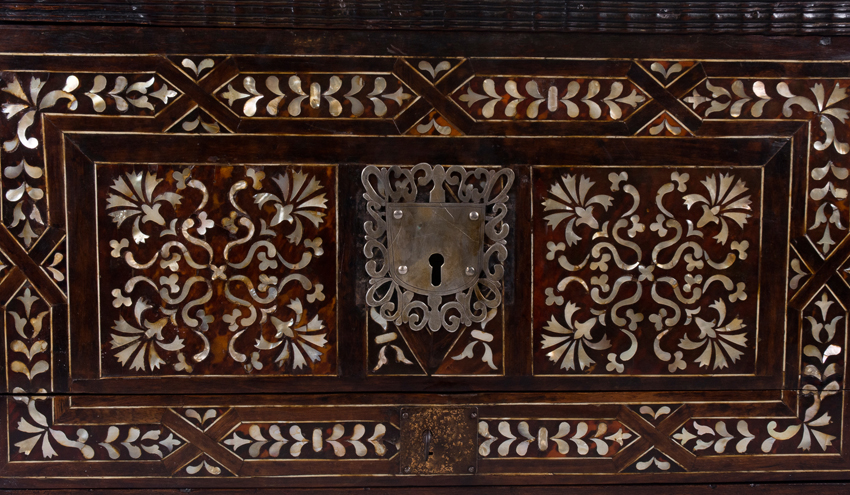 Trunk "enconchado" (encrusted) with tortoiseshell and mother of pearl. Iron fittings. Viceroyalty w - Image 4 of 10