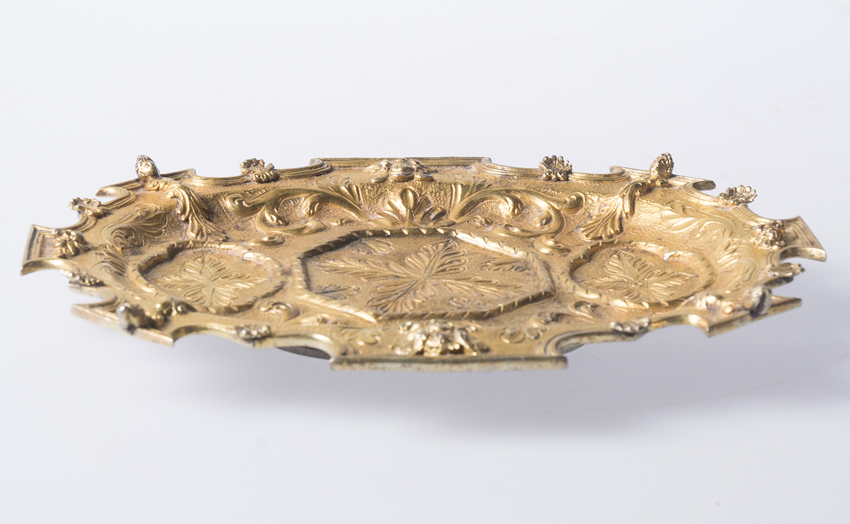 Magnificent cruets on an embossed and chiselled vermeil silver tray. Colonial. Poss. Mexico. 18th c. - Image 7 of 9