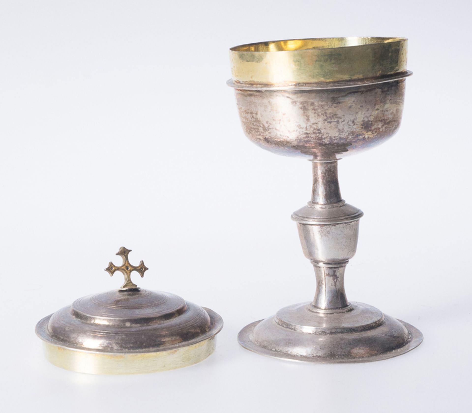 Silver and gilded silver pyx. Spain. 17th century. - Bild 2 aus 4