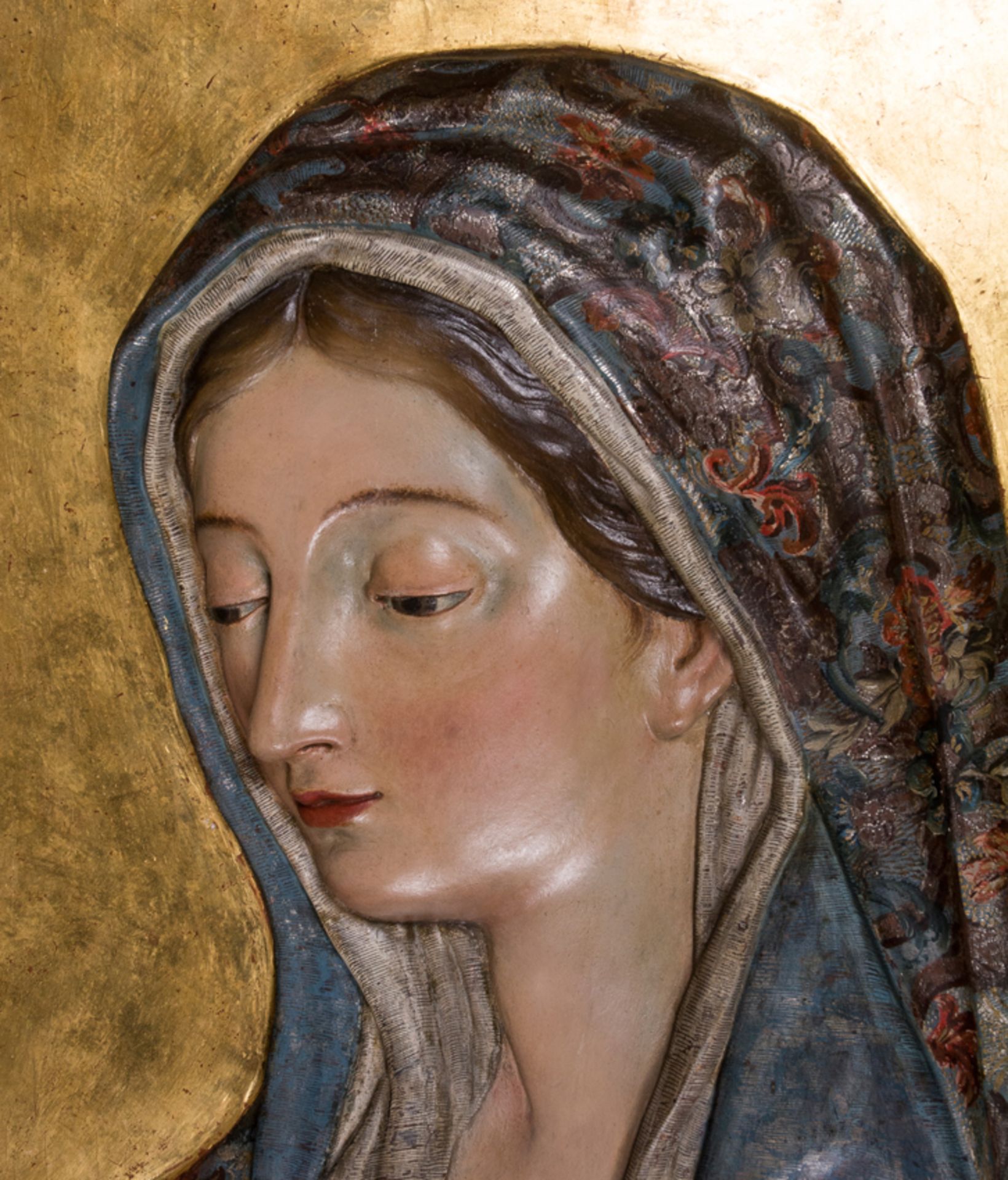 "Praying Virgin Mary". Polychromed wooden relief. Granada School. First quarter of the 18th century. - Image 2 of 4