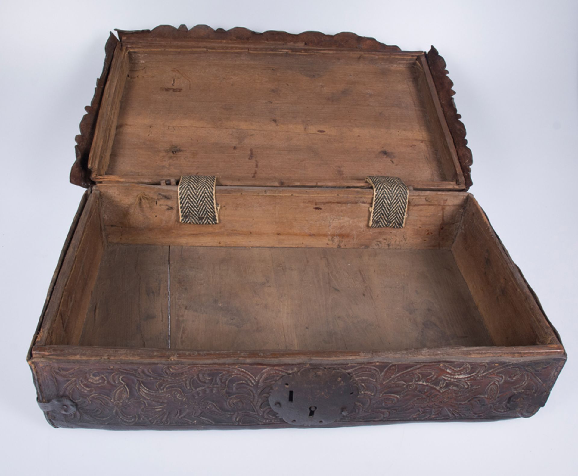 Wooden suitcase covered in embossed leather with iron fittings. Colonial. Peru. 18th century. - Bild 4 aus 6