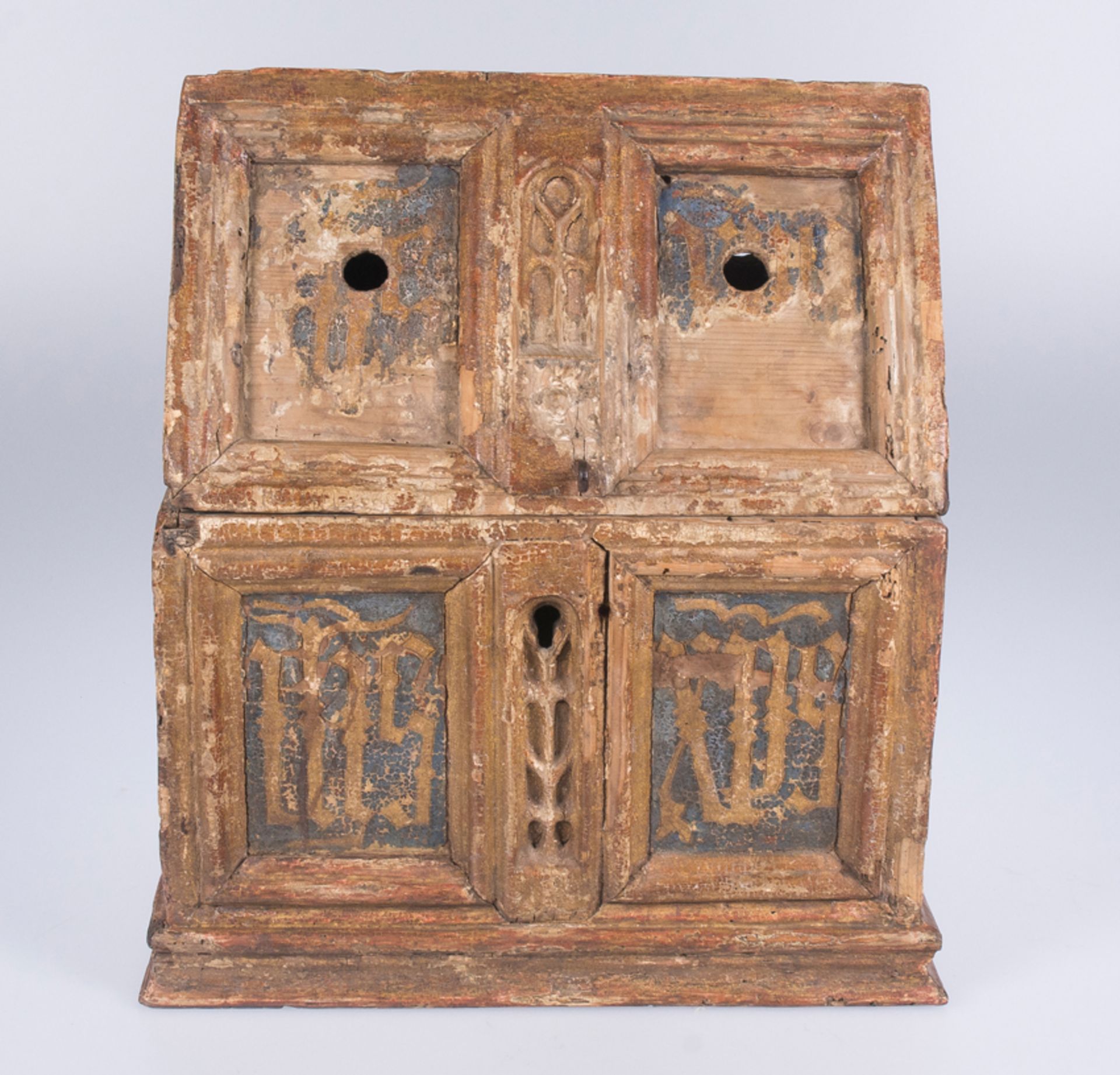 Carved, gilded and polychromed chest. Circa 1300. - Bild 2 aus 6