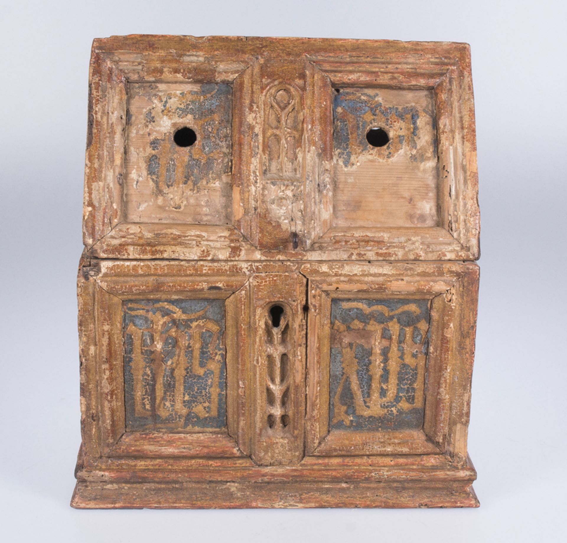 Carved, gilded and polychromed chest. Circa 1300. - Image 2 of 6