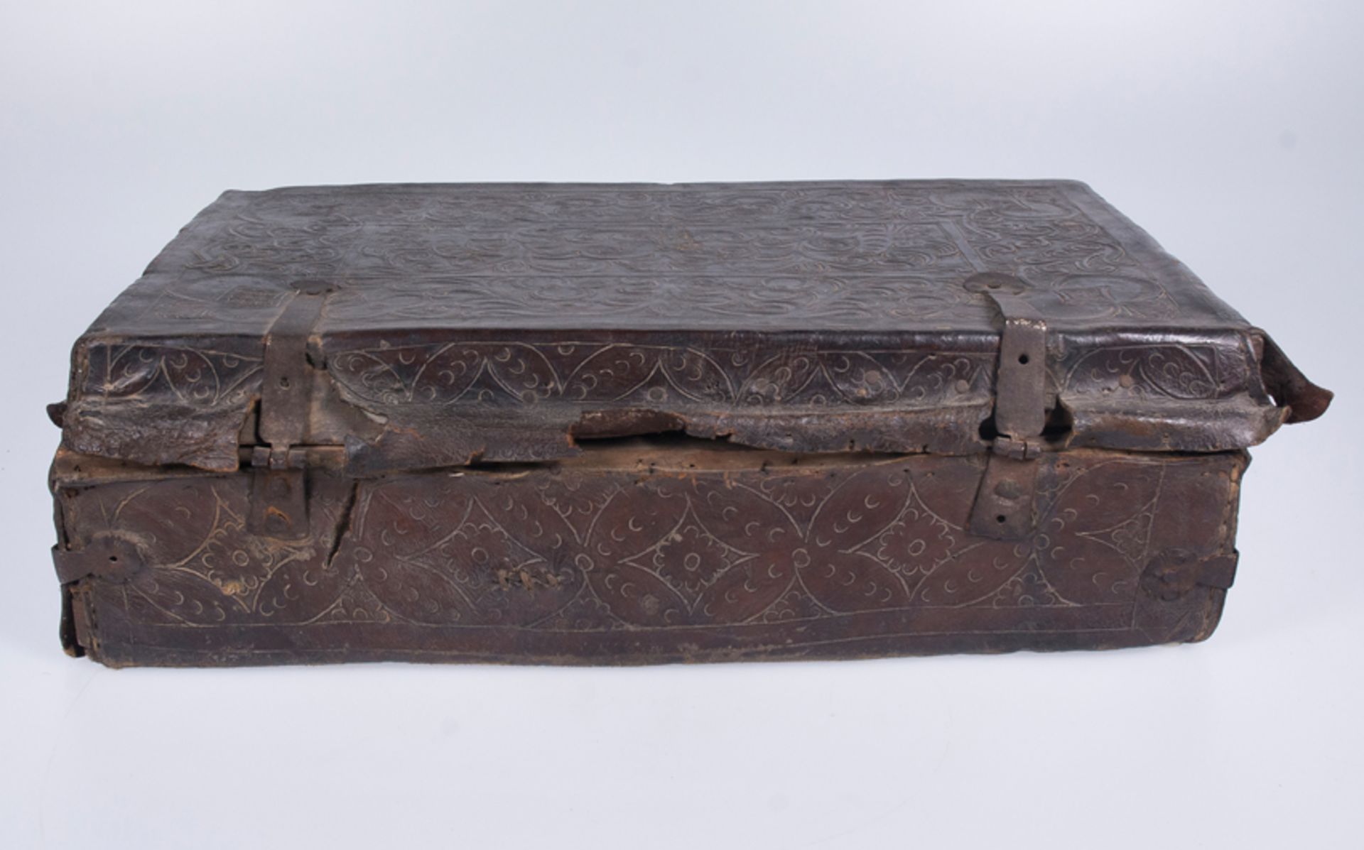 Wooden suitcase covered in embossed leather with iron fittings. Colonial. Peru. 18th century. - Bild 5 aus 6