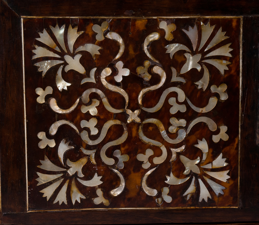 Trunk "enconchado" (encrusted) with tortoiseshell and mother of pearl. Iron fittings. Viceroyalty w - Image 10 of 10