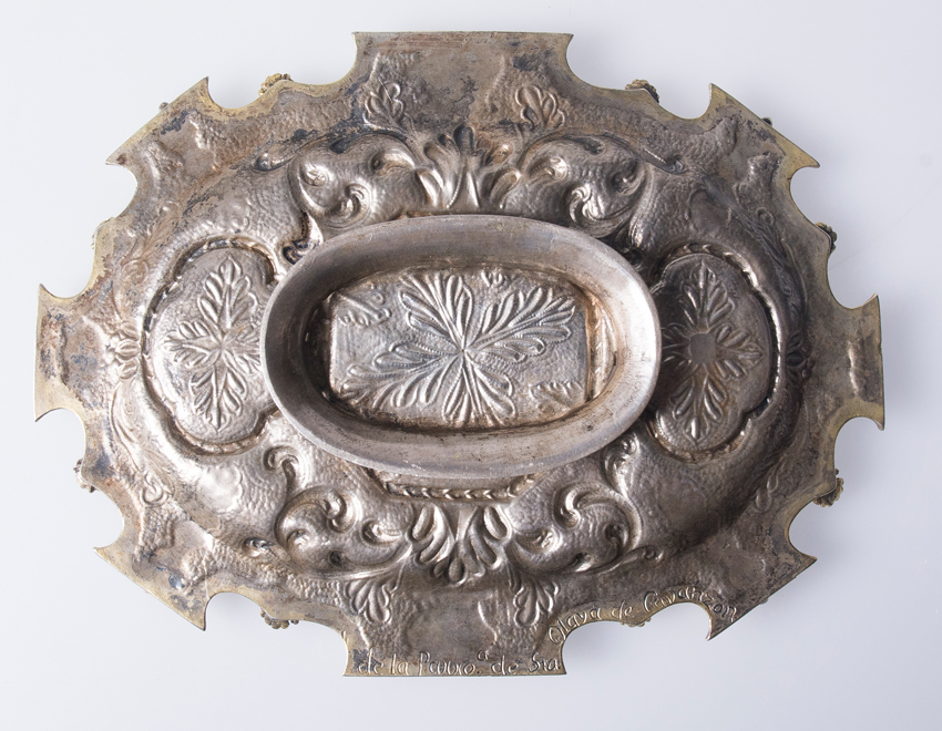 Magnificent cruets on an embossed and chiselled vermeil silver tray. Colonial. Poss. Mexico. 18th c. - Image 6 of 9