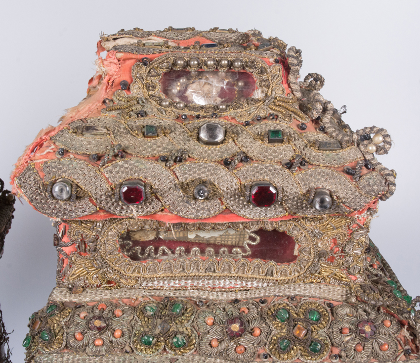 Pair of reliquaries made of gold and silver thread with coloured crystals. Italian school. Probably - Image 12 of 18