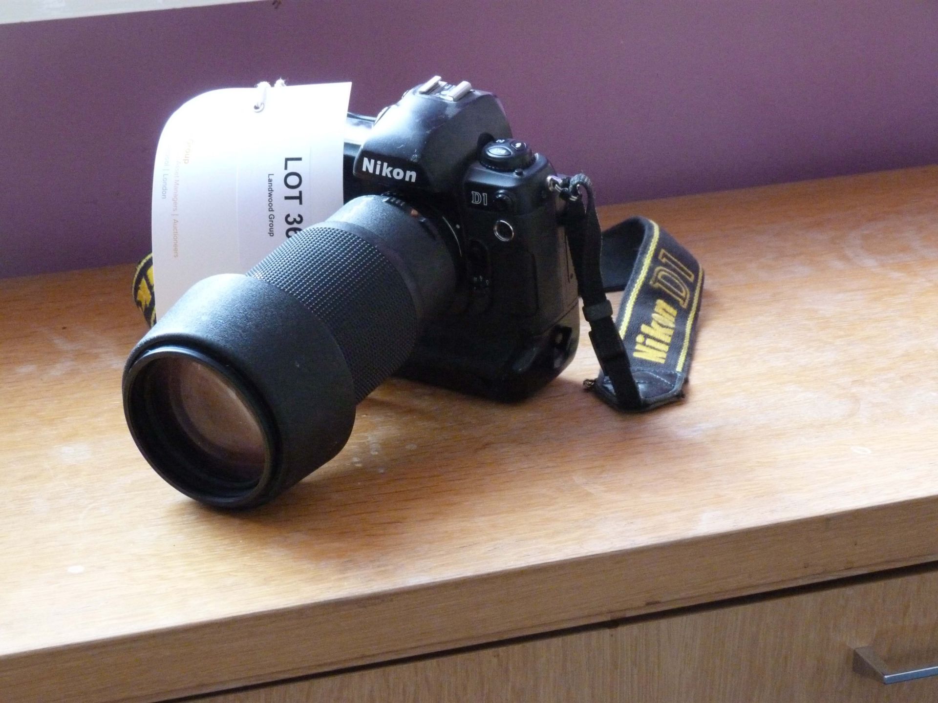 NIKON D1 DSLR Camera with NIKKOR AF-S 80 - 200 Zoom lens
