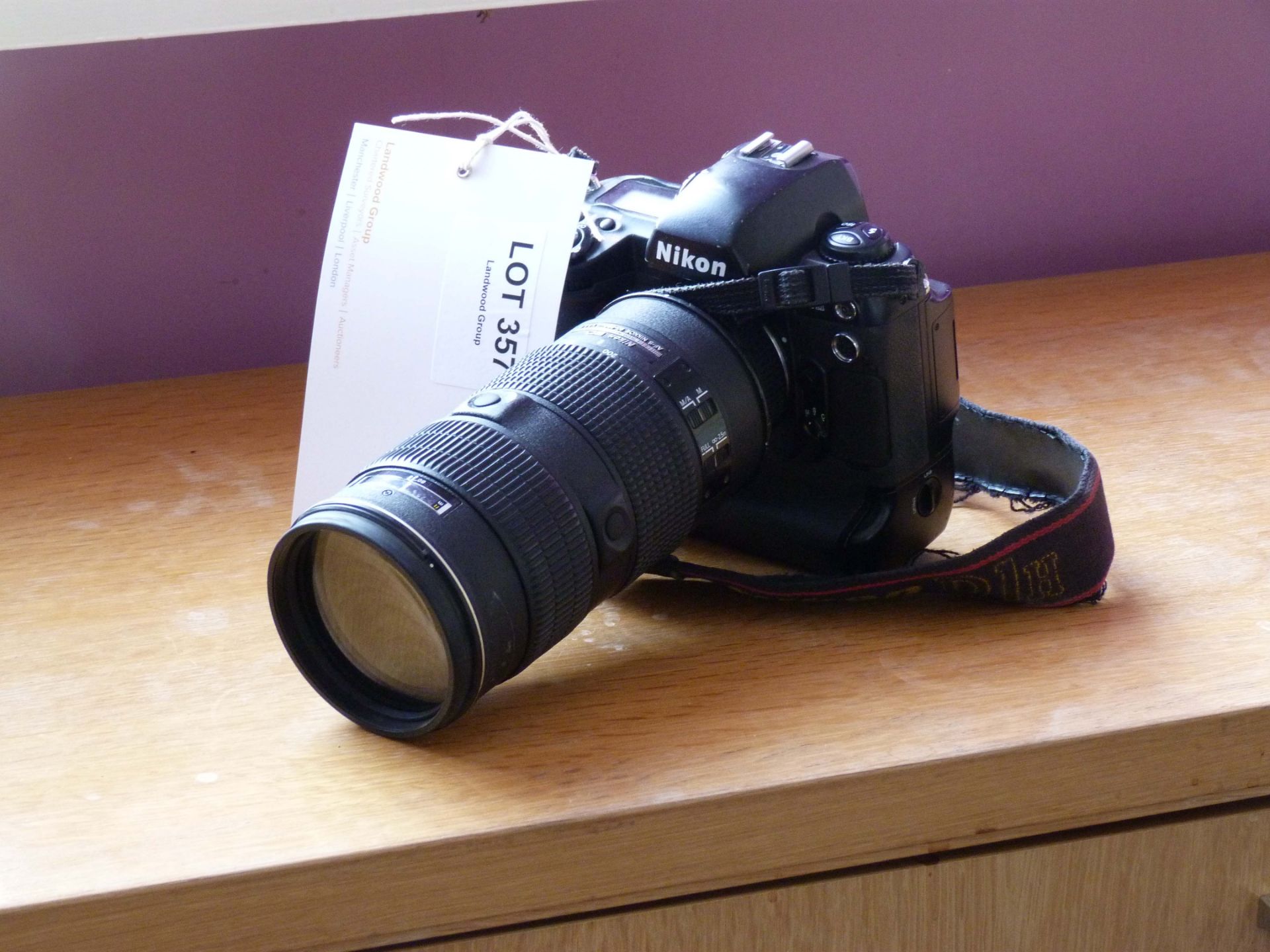 NIKON D1H DSLR Camera with NIKKOR AF-S 80 - 200 Zoom lens and charger