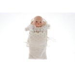 Recknagel Porzellaneinbindekopf-Baby, gemarkt ”R139A”, Massehände, einfacher Stoffkörper, Stimme