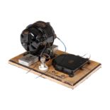 Bing Uraltmotor 3654, 220/240 Volt, 18 W, mit Regler und Lampe, auf Holzsockel, Alterungsspuren, L
