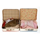 2 Koffer mit Puppenkleidern und Schuhen