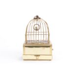 Kleiner Singvogelautomat, 20. Jahrhundert, im Messinggehäuse, graviert, mit Vogelkäfigaufsatz und