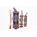 4 Taschenuhranhänger, 3 mit Ripsband und Silber-Applikationen, 1 Double, 19 . Jahrhundert, L 7-12