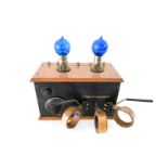 Radiogerät um 1910, mit 2 blauen Glasröhren, 2 Reglern und 7 Anschlüssen, französische Beschriftung,