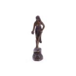 Kleine Bronzefigur, Mädchen mit Kugel, um 1900, undeutlich signiert, Al. Ar..., ohne Marmorsockel, H