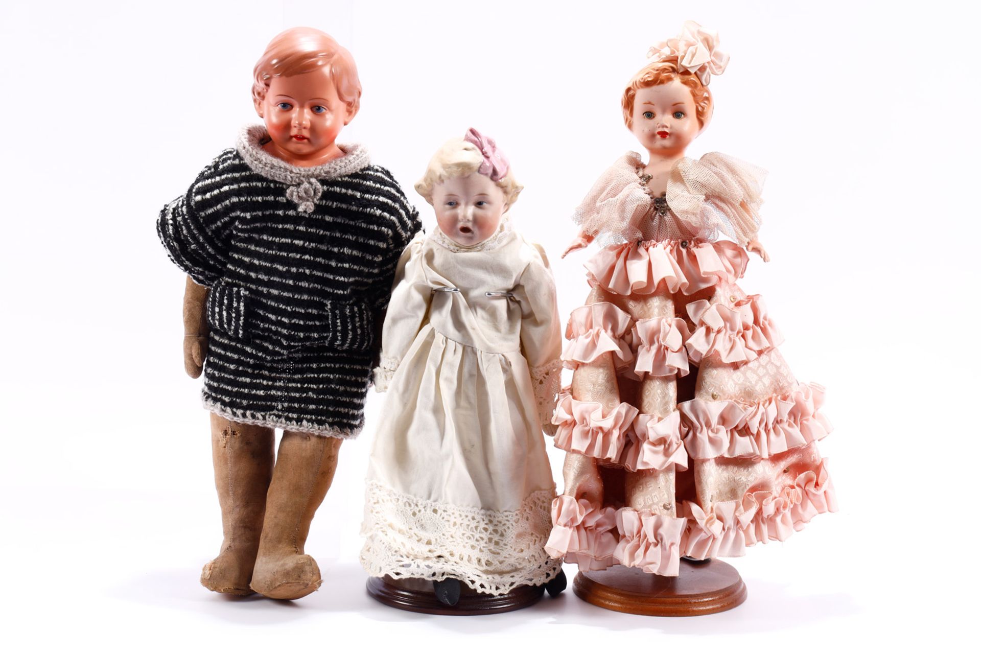3 Puppen, 1x Schildkröt Brustplatte Nr. 220, auf Stoffkörper, beschädigt, starke Alterungsspuren,