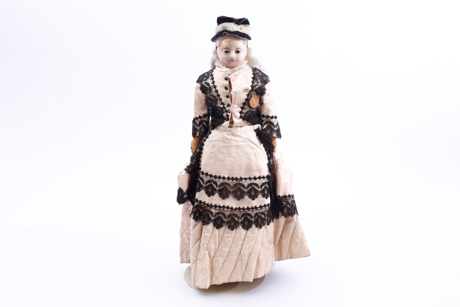 Frühe Wachsbrustplattkopf-Puppe um 1890, eingesetzte Glasaugen, auf Stoffkörper mit Leder-