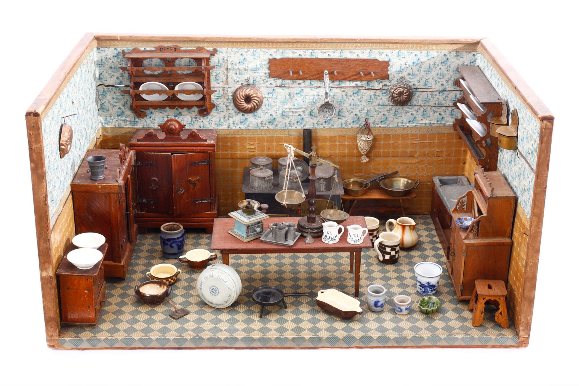Puppenküche um 1900, originale Wandtapete, Bodentapete ergänzt, früher Puppenherd, ausgefallene