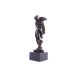 Bronzefigur, Venus im Bade, patiniert, auf Mamorsockel, unbezeichnet, wohl um 1900, H 17 cm