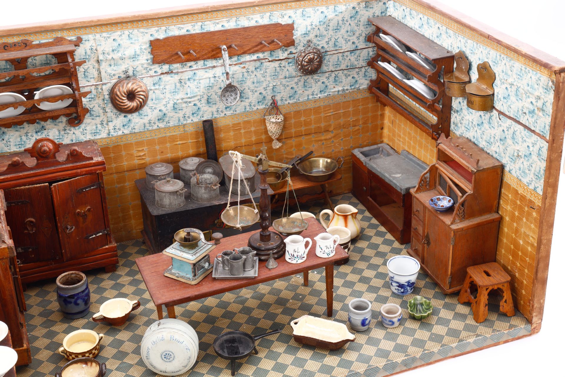 Puppenküche um 1900, originale Wandtapete, Bodentapete ergänzt, früher Puppenherd, ausgefallene - Bild 3 aus 3