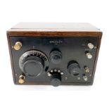 Radiogerät ”Crosley 50” um 1925, mit 1 Glasröhre, 4 Reglern und 6 Anschlüssen, in Holzbox, L 21