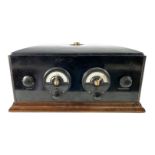 Radiogerät im Metallgehäuse, mit 3 Glasröhren und 2 Reglern, wohl USA 1920, auf Holzsockel, L 46