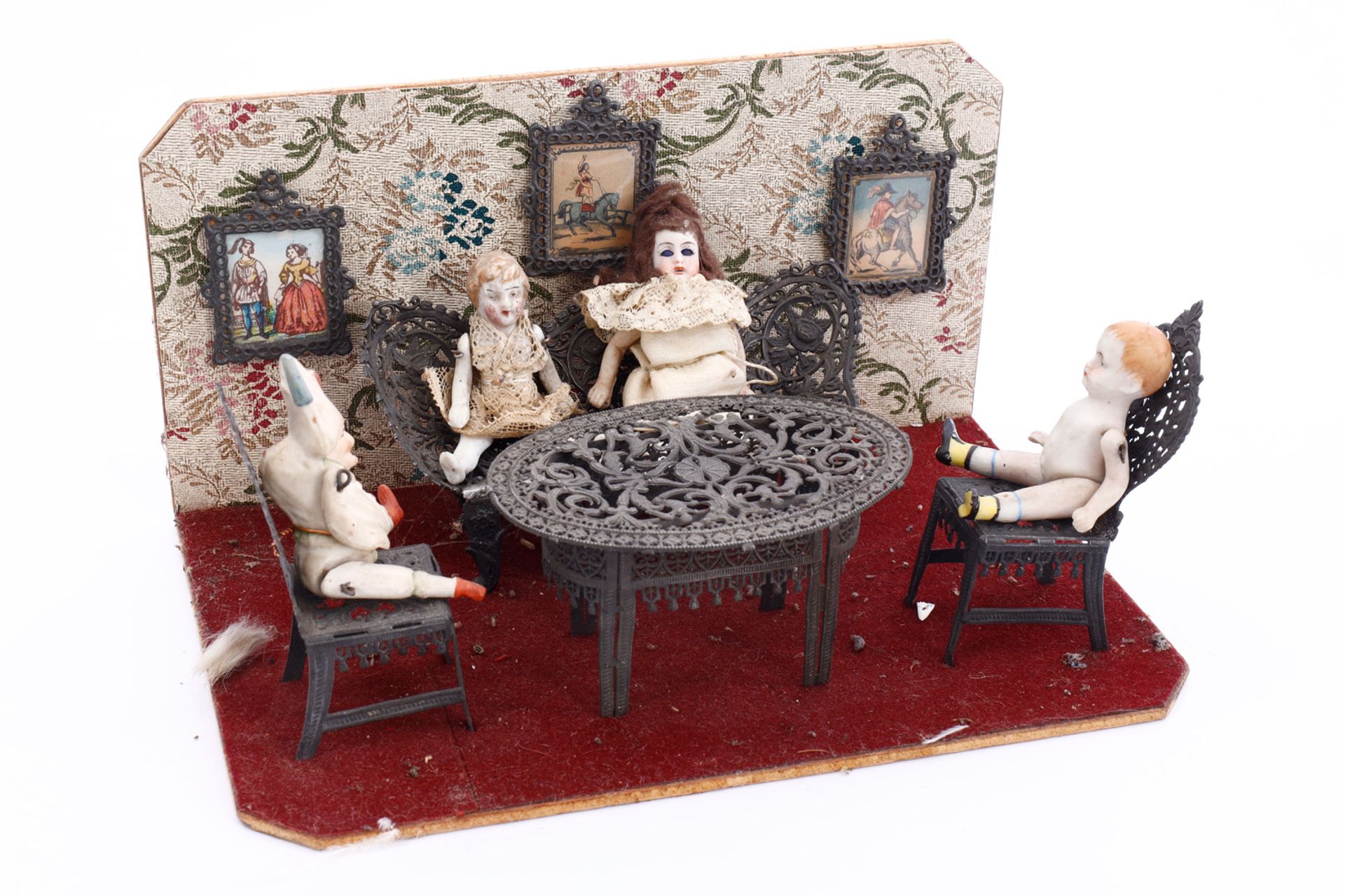 Kleines Diorama mit Zinnmöbeln, Zinnbildchen und Püppchen, fest montiert, Alterungsspuren,