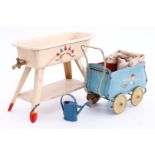 Blechpuppenwagen und Blechbadewanne, Wanne inwendig Lackabplatzer, Wagenlänge 16 cm, mit