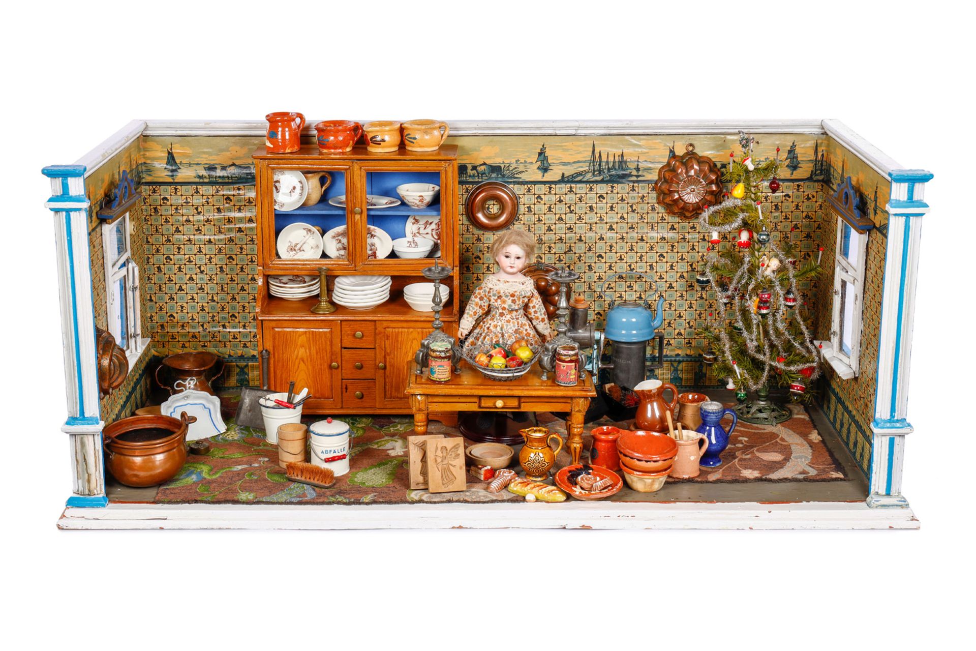 Große Puppenküche um 1900, alte Wandtapete, mit sehr schönem maserierten Büfett und Küchentisch,