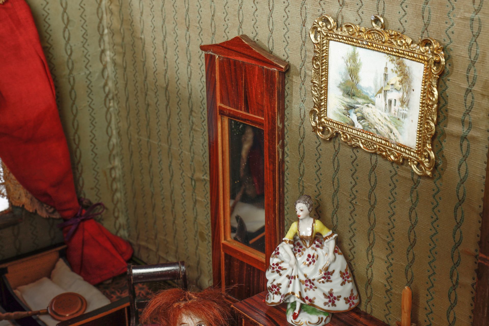 Puppenstube um 1900, Original-Tapeten, schönes Möbelprogramm mit originalen grünen Samtbezügen, - Bild 8 aus 8