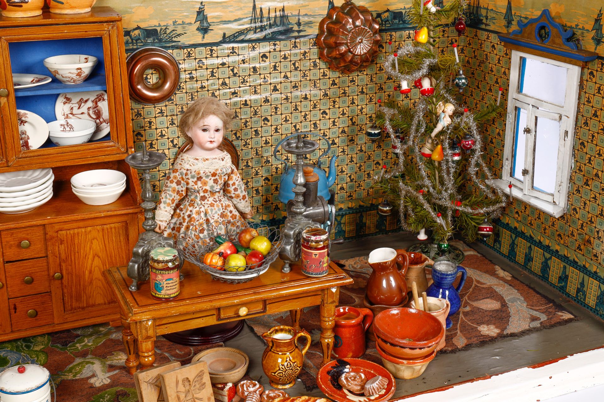 Große Puppenküche um 1900, alte Wandtapete, mit sehr schönem maserierten Büfett und Küchentisch, - Image 3 of 4