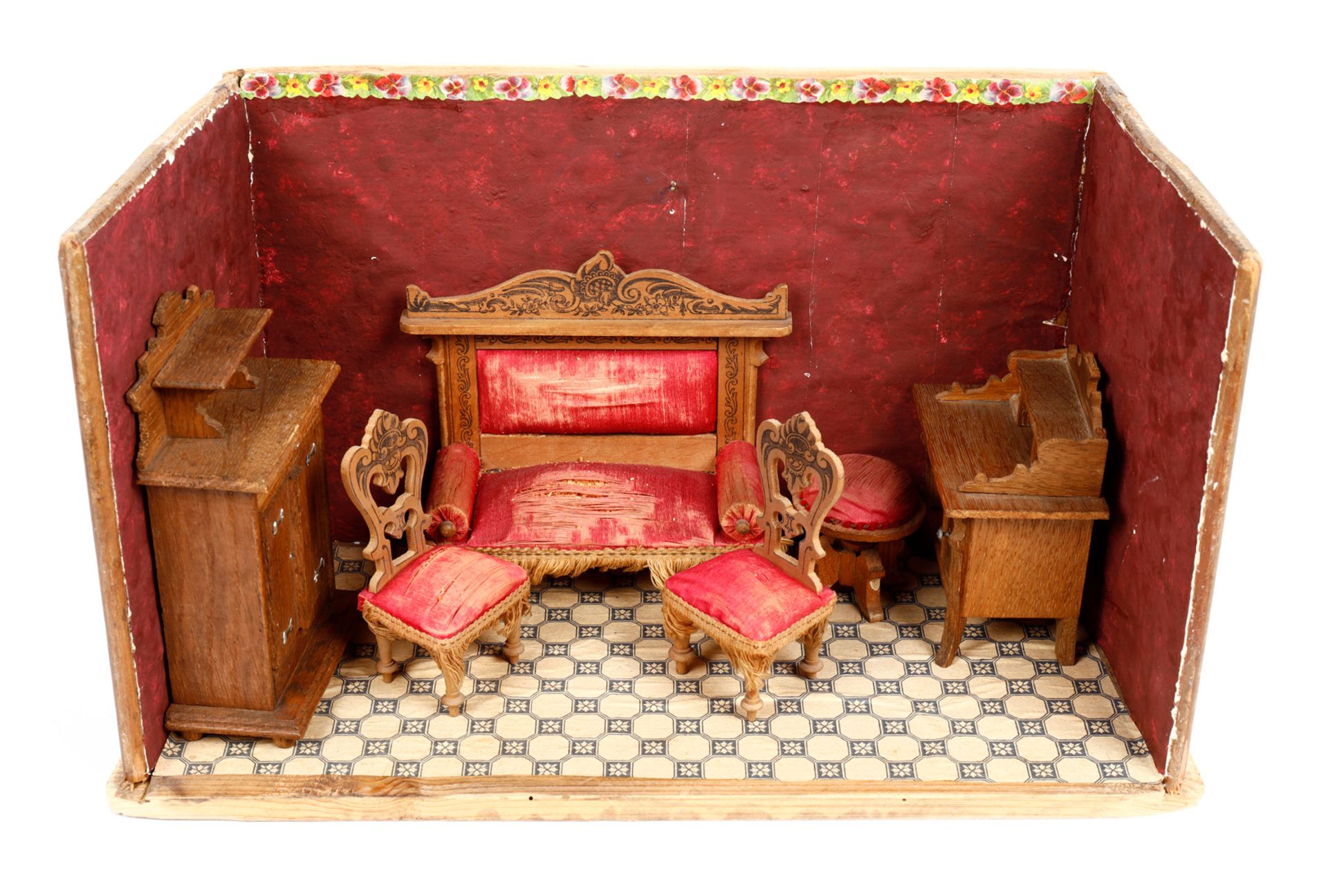 Kleine ältere Eigenbau-Puppenstube, mit Jugendstil-Möbeln um 1900, Bezüge verschlissen, L 36 cm