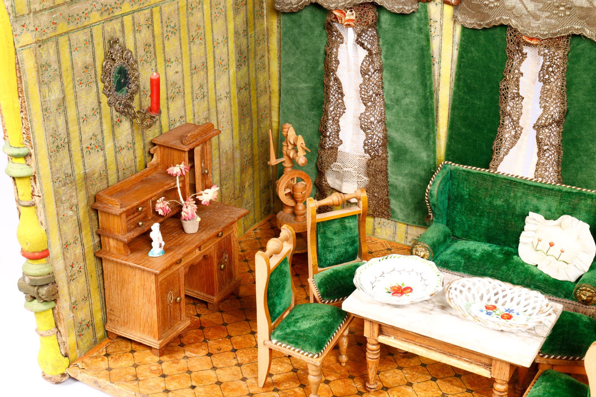 Puppenstube, mit schönen Gründerzeit-Möbelprogramm, originale grüne Samtbezüge, mit Zubehör, Gehäuse - Image 2 of 5